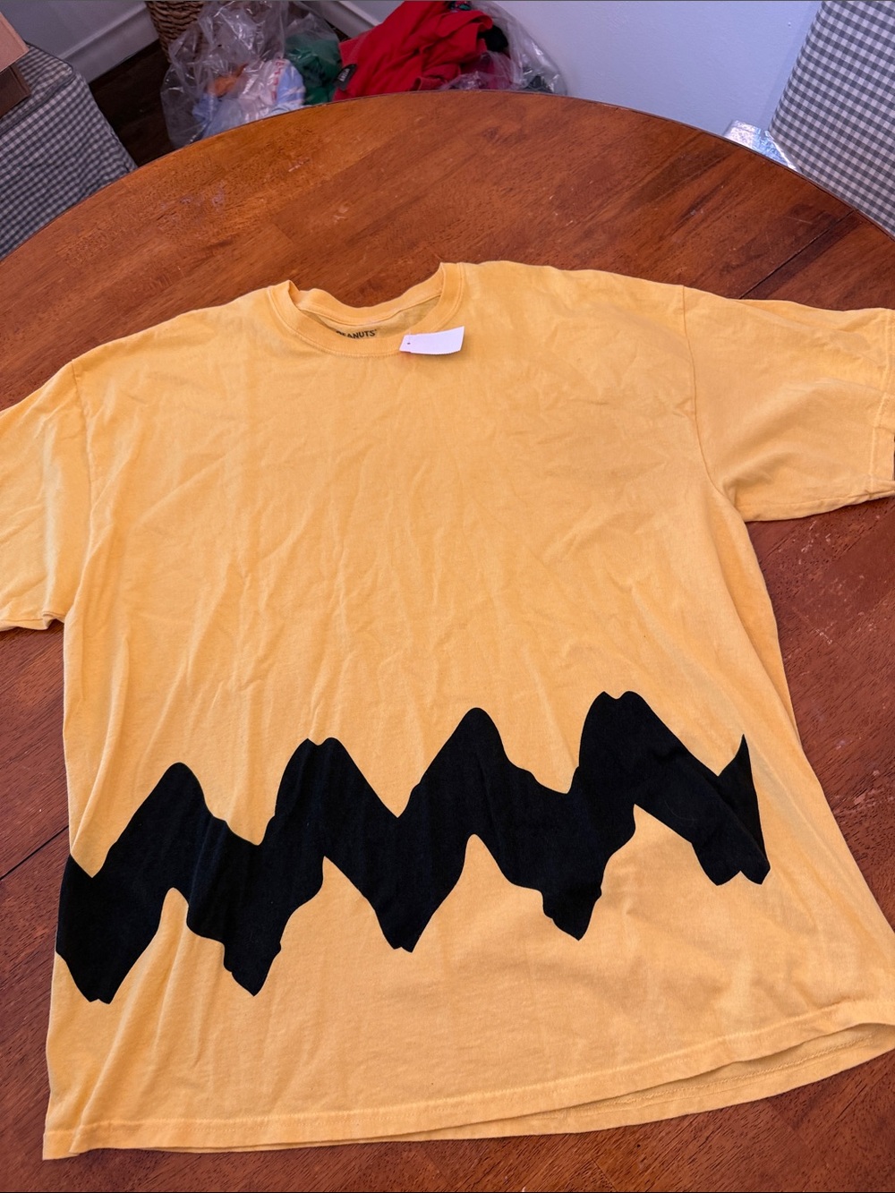 Peanuts Yellow Short Sleeve Tee with Black Zigzag Graphic xxl